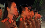 Xúc động hình ảnh Công an Thủ đô thành kính thả hoa đăng nhớ ơn các liệt sỹ trên dòng Thạch Hãn