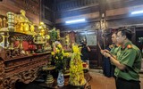 Xúc động hình ảnh Công an Thủ đô thành kính thả hoa đăng nhớ ơn các liệt sỹ trên dòng Thạch Hãn