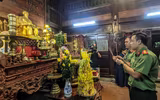 Xúc động hình ảnh Công an Thủ đô thành kính thả hoa đăng nhớ ơn các liệt sỹ trên dòng Thạch Hãn