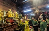 Xúc động hình ảnh Công an Thủ đô thành kính thả hoa đăng nhớ ơn các liệt sỹ trên dòng Thạch Hãn