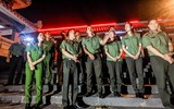 Xúc động hình ảnh Công an Thủ đô thành kính thả hoa đăng nhớ ơn các liệt sỹ trên dòng Thạch Hãn