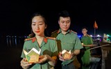 Xúc động hình ảnh Công an Thủ đô thành kính thả hoa đăng nhớ ơn các liệt sỹ trên dòng Thạch Hãn
