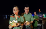 Xúc động hình ảnh Công an Thủ đô thành kính thả hoa đăng nhớ ơn các liệt sỹ trên dòng Thạch Hãn