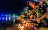 Xúc động hình ảnh Công an Thủ đô thành kính thả hoa đăng nhớ ơn các liệt sỹ trên dòng Thạch Hãn