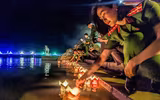 Xúc động hình ảnh Công an Thủ đô thành kính thả hoa đăng nhớ ơn các liệt sỹ trên dòng Thạch Hãn