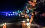 Xúc động hình ảnh Công an Thủ đô thành kính thả hoa đăng nhớ ơn các liệt sỹ trên dòng Thạch Hãn