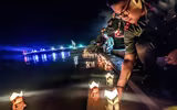 Xúc động hình ảnh Công an Thủ đô thành kính thả hoa đăng nhớ ơn các liệt sỹ trên dòng Thạch Hãn