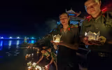 Xúc động hình ảnh Công an Thủ đô thành kính thả hoa đăng nhớ ơn các liệt sỹ trên dòng Thạch Hãn