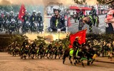 Xem Cảnh sát cơ động kỵ binh diễu hành dũng mãnh và thân thiện ở phố đi bộ hồ Gươm