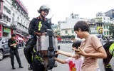 Xem Cảnh sát cơ động kỵ binh diễu hành dũng mãnh và thân thiện ở phố đi bộ hồ Gươm