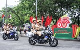 Xem Cảnh sát cơ động kỵ binh diễu hành dũng mãnh và thân thiện ở phố đi bộ hồ Gươm