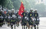 Xem Cảnh sát cơ động kỵ binh diễu hành dũng mãnh và thân thiện ở phố đi bộ hồ Gươm
