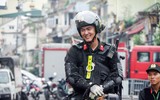 Xem Cảnh sát cơ động kỵ binh diễu hành dũng mãnh và thân thiện ở phố đi bộ hồ Gươm