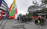 Xem Cảnh sát cơ động kỵ binh diễu hành dũng mãnh và thân thiện ở phố đi bộ hồ Gươm