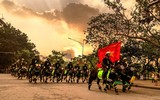 Xem Cảnh sát cơ động kỵ binh diễu hành dũng mãnh và thân thiện ở phố đi bộ hồ Gươm