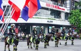 Xem Cảnh sát cơ động kỵ binh diễu hành dũng mãnh và thân thiện ở phố đi bộ hồ Gươm