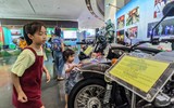 Tiểu liên và súng ngắn Việt Nam sản xuất trong dàn vũ khí khủng của lực lượng cảnh sát đang trưng bày ở Hà Nội