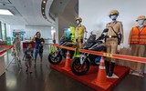 Tiểu liên và súng ngắn Việt Nam sản xuất trong dàn vũ khí khủng của lực lượng cảnh sát đang trưng bày ở Hà Nội