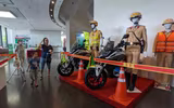 Tiểu liên và súng ngắn Việt Nam sản xuất trong dàn vũ khí khủng của lực lượng cảnh sát đang trưng bày ở Hà Nội
