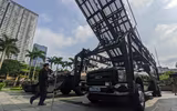 Tiểu liên và súng ngắn Việt Nam sản xuất trong dàn vũ khí khủng của lực lượng cảnh sát đang trưng bày ở Hà Nội