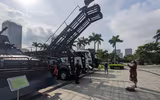 Tiểu liên và súng ngắn Việt Nam sản xuất trong dàn vũ khí khủng của lực lượng cảnh sát đang trưng bày ở Hà Nội