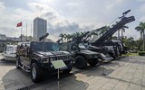 Tiểu liên và súng ngắn Việt Nam sản xuất trong dàn vũ khí khủng của lực lượng cảnh sát đang trưng bày ở Hà Nội