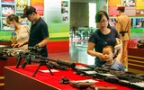 Tiểu liên và súng ngắn Việt Nam sản xuất trong dàn vũ khí khủng của lực lượng cảnh sát đang trưng bày ở Hà Nội