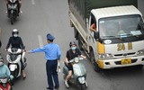 Lực lượng chức năng vất vả nhắc nhở, nhiều xe máy vẫn sai làn trong ngày đầu đường Nguyễn Trãi đặt dải phân cách