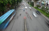 Lực lượng chức năng vất vả nhắc nhở, nhiều xe máy vẫn sai làn trong ngày đầu đường Nguyễn Trãi đặt dải phân cách