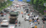Lực lượng chức năng vất vả nhắc nhở, nhiều xe máy vẫn sai làn trong ngày đầu đường Nguyễn Trãi đặt dải phân cách
