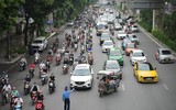 Lực lượng chức năng vất vả nhắc nhở, nhiều xe máy vẫn sai làn trong ngày đầu đường Nguyễn Trãi đặt dải phân cách