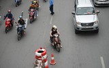 Lực lượng chức năng vất vả nhắc nhở, nhiều xe máy vẫn sai làn trong ngày đầu đường Nguyễn Trãi đặt dải phân cách