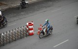Lực lượng chức năng vất vả nhắc nhở, nhiều xe máy vẫn sai làn trong ngày đầu đường Nguyễn Trãi đặt dải phân cách