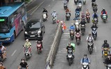 Lực lượng chức năng vất vả nhắc nhở, nhiều xe máy vẫn sai làn trong ngày đầu đường Nguyễn Trãi đặt dải phân cách
