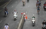 Lực lượng chức năng vất vả nhắc nhở, nhiều xe máy vẫn sai làn trong ngày đầu đường Nguyễn Trãi đặt dải phân cách