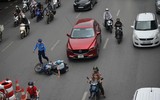 Lực lượng chức năng vất vả nhắc nhở, nhiều xe máy vẫn sai làn trong ngày đầu đường Nguyễn Trãi đặt dải phân cách