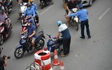 Lực lượng chức năng vất vả nhắc nhở, nhiều xe máy vẫn sai làn trong ngày đầu đường Nguyễn Trãi đặt dải phân cách