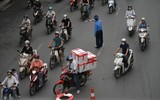 Lực lượng chức năng vất vả nhắc nhở, nhiều xe máy vẫn sai làn trong ngày đầu đường Nguyễn Trãi đặt dải phân cách