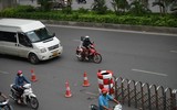 Lực lượng chức năng vất vả nhắc nhở, nhiều xe máy vẫn sai làn trong ngày đầu đường Nguyễn Trãi đặt dải phân cách