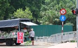 Lối đi bộ ven sông Tô Lịch nhếch nhác với những hình ảnh phản cảm