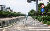 Lối đi bộ ven sông Tô Lịch nhếch nhác với những hình ảnh phản cảm