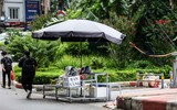 Lối đi bộ ven sông Tô Lịch nhếch nhác với những hình ảnh phản cảm