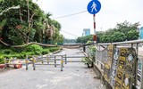 Lối đi bộ ven sông Tô Lịch nhếch nhác với những hình ảnh phản cảm