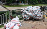Lối đi bộ ven sông Tô Lịch nhếch nhác với những hình ảnh phản cảm