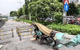 Lối đi bộ ven sông Tô Lịch nhếch nhác với những hình ảnh phản cảm