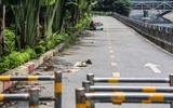 Lối đi bộ ven sông Tô Lịch nhếch nhác với những hình ảnh phản cảm