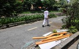 Lối đi bộ ven sông Tô Lịch nhếch nhác với những hình ảnh phản cảm