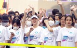 Nữ sinh viên trổ tài chạy bộ 