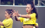 Nữ sinh viên trổ tài chạy bộ 