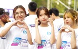 Nữ sinh viên trổ tài chạy bộ 